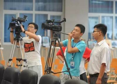 《造夢舞臺 群眾參與的文藝演出在廣播影視中的公轉與自轉》